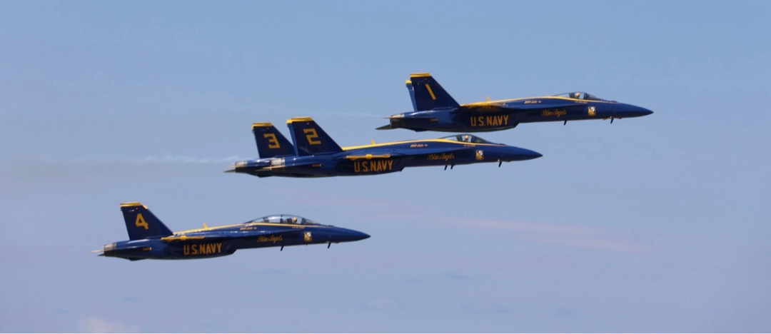 Blue Angels in echelon formation